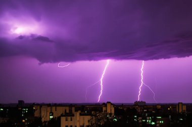 Ben Ray. Şimşek fırtınası. Şimşek fırtınası. Çatal yıldırım çarpması. Gece gökyüzünde şimşek fırtınası çakıyor. Konu hava durumu, afetler (kasırga, tayfun, kasırga, fırtına)).