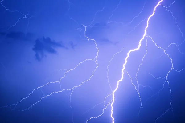 雷嵐だ 稲妻の嵐だ フォーク雷の印象的な 夜の空に雷が点滅します 話題の天気 大変動 ハリケーン の概念 — ストック写真