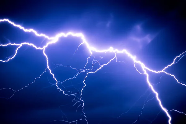 Strahl Blitzlichtgewitter Blitzlichtgewitter Gabelblitz Schlägt Ein Blitzlichtgewitter Blitzen Über Den — Stockfoto