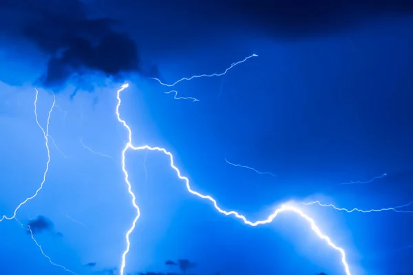 雷嵐だ 稲妻の嵐だ フォーク雷の印象的な 夜の空に雷が点滅します 話題の天気 大変動 ハリケーン の概念 — ストック写真