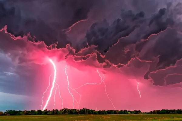 雷闪电风暴 闪电风暴 叉子闪电击中 雷雨在夜空中闪烁着 专题天气 龙卷风 — 图库照片
