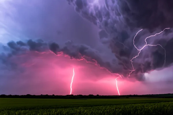 Strahl Blitzlichtgewitter Blitzlichtgewitter Gabelblitz Schlägt Ein Blitzlichtgewitter Blitzen Über Den — Stockfoto