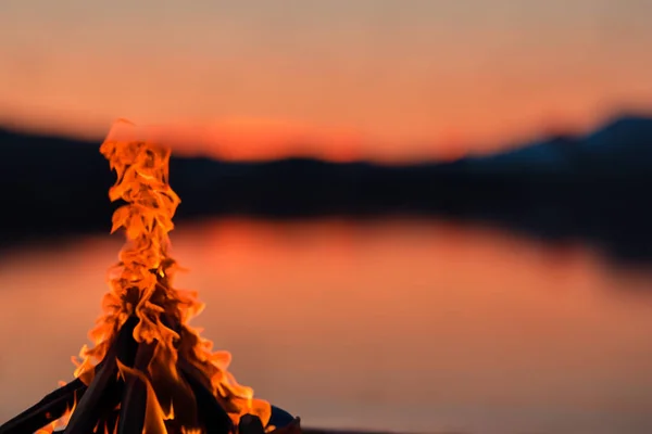 Φωτιά Μικρή Φωτιά Απαλές Φλόγες Δίπλα Μια Λίμνη Κατά Διάρκεια — Φωτογραφία Αρχείου