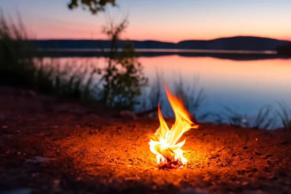 Ognisko Mały Ognisko Delikatny Płomień Obok Jezioro Podczas Świecący Zachód — Zdjęcie stockowe