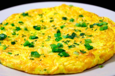 İspanyol omleti. Patates ve soğanlı İspanyol omleti, tipik İspanyol mutfağı. İspanyol tortilla 'sı. Botulizm salgını. İspanya.