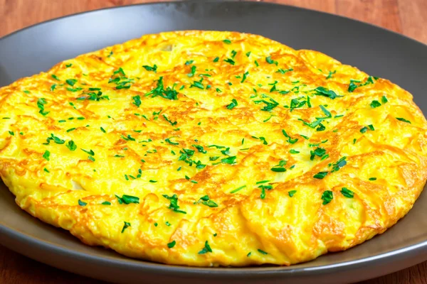 İspanyol omleti. Patates ve soğanlı İspanyol omleti, tipik İspanyol mutfağı. İspanyol tortilla 'sı. Botulizm salgını. İspanya.