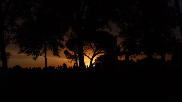 Zachód Słońca Kolorowy Zachód Słońca Sylwetkami Drzew Ludzi Kolorowym Zachodzie — Wideo stockowe