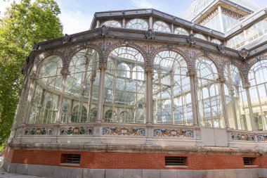 Kristal Saray (Palacio de cristal), Madrid, İspanya 'daki Retiro Park' ta. Parkın ana cazibesi (1887 'de mimar Velazquez Bosco tarafından inşa edilmiştir). Kristal sarayın detayları..