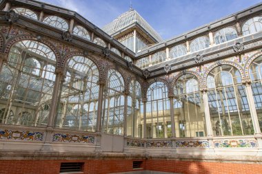 Kristal Saray (Palacio de cristal), Madrid, İspanya 'daki Retiro Park' ta. Parkın ana cazibesi (1887 'de mimar Velazquez Bosco tarafından inşa edilmiştir). Kristal sarayın detayları..