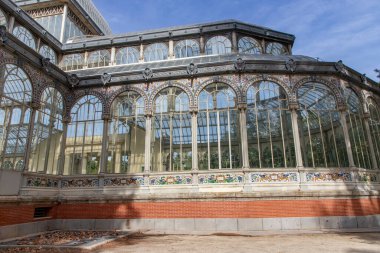 Kristal Saray (Palacio de cristal), Madrid, İspanya 'daki Retiro Park' ta. Parkın ana cazibesi (1887 'de mimar Velazquez Bosco tarafından inşa edilmiştir). Kristal sarayın detayları..