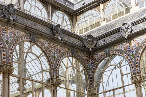 Kristal Saray (Palacio de cristal), Madrid, İspanya 'daki Retiro Park' ta. Parkın ana cazibesi (1887 'de mimar Velazquez Bosco tarafından inşa edilmiştir). Kristal sarayın detayları..