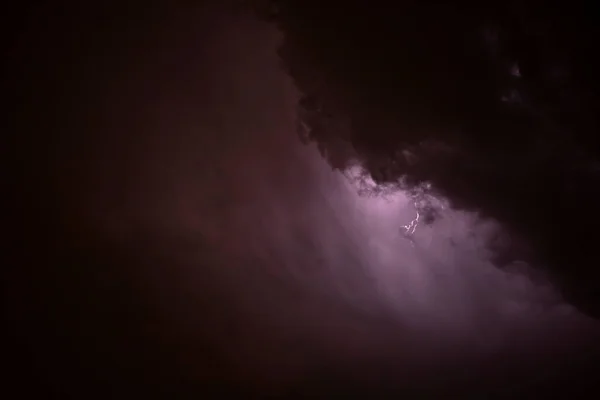 雷风暴 在暴风雨来临之前的恶劣天气里 天空布满了乌云 从云层边缘发出的光 放大近距离黑雾的表面 — 图库照片