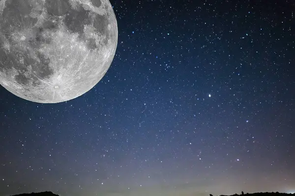 Super harvest moon. Super full moon with dark background. Europe. Horizontal Photography. 29. September. 2023. Moon. Supermoon. Sulfur. Conjunction. Venus. Saturn. Jupiter.