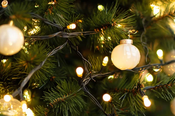 Χριστουγεννιάτικα Φώτα Φώτα Έγχρωμα Φώτα Στολίζουν Τους Δρόμους Της Πόλης Royalty Free Φωτογραφίες Αρχείου