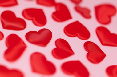 Sevgililer Günü. Kırmızı kalp tasarımı. 14 Şubat. 2024. Kırmızı sevgililer günü geçmişin kutlu olsun. Pembe arka planda 3 boyutlu kırmızı kalpler. Kağıt stili. Metin için yer.