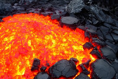 Etna. Volkanik koninin duvarlarındaki magmayla devrildiler. Sıcak yıkama, yeni patlama. 2023. Sıcak kayalar.