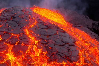 Etna. Volkanik koninin duvarlarındaki magmayla devrildiler. Sıcak yıkama, yeni patlama. 2023. Sıcak kayalar.