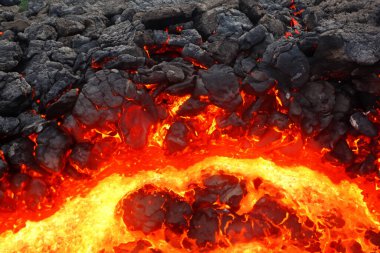 Etna. Volkanik koninin duvarlarındaki magmayla devrildiler. Sıcak yıkama, yeni patlama. 2023. Sıcak kayalar.
