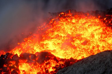 Etna. Volkanik koninin duvarlarındaki magmayla devrildiler. Sıcak yıkama, yeni patlama. 2023. Sıcak kayalar.