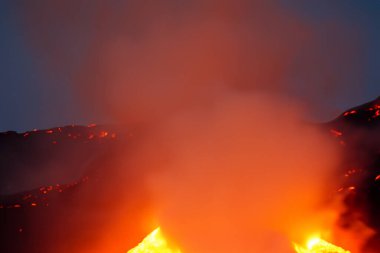 Etna. Volkanik koninin duvarlarındaki magmayla devrildiler. Sıcak yıkama, yeni patlama. 2023. Sıcak kayalar.