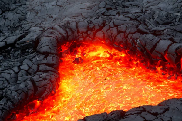 Etna. Volkanik koninin duvarlarındaki magmayla devrildiler. Sıcak yıkama, yeni patlama. 2023. Sıcak kayalar.