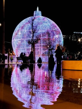 Noel zamanı. Madrid sokaklarında yılbaşı ışıkları şehrin merkez caddelerini süslüyor. Puerta del Sol 'da Noel ışıkları olan fidan ağacı. Noel balosu. Madrid-İspanya. 9 ARALIK. 2023.