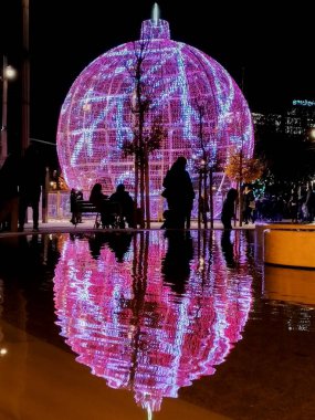 Noel zamanı. Madrid sokaklarında yılbaşı ışıkları şehrin merkez caddelerini süslüyor. Puerta del Sol 'da Noel ışıkları olan fidan ağacı. Noel balosu. Madrid-İspanya. 9 ARALIK. 2023.