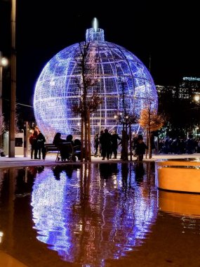 Noel zamanı. Madrid sokaklarında yılbaşı ışıkları şehrin merkez caddelerini süslüyor. Puerta del Sol 'da Noel ışıkları olan fidan ağacı. Noel balosu. Madrid-İspanya. 9 ARALIK. 2023.