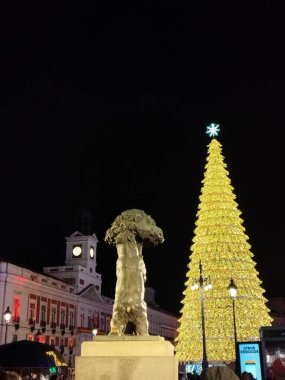 Noel zamanı. Madrid sokaklarında yılbaşı ışıkları şehrin merkez caddelerini süslüyor. Puerta del Sol 'da Noel ışıkları olan fidan ağacı. Noel balosu. Madrid-İspanya. 9 ARALIK. 2023.