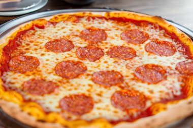 - Pizza. Ev yapımı pizza. Lezzetli pizza. Bizon mozzarella ve fesleğenli taze İtalyan margherita pizzası. Peynirli pizza, domates sosu. Ahşap fırın Dünya Pizza Günü. 9 Şubat. 2024.
