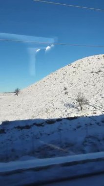 Kar yağıyor. Kış manzarası dağları ve yolları kaplayan beyaz bir kar örtüsüyle kaplıdır. Karlı ağaçlar. Hava açık. Şiddetli kar yağışı nedeniyle beyaz battaniye. İspanya 'da. Ocak. 2024.