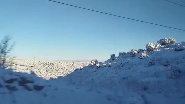 Hófehérke Téli Táj Borított Fehér Takaró Borító Hegyek Utak Fák — Stock videók