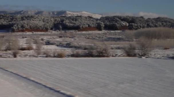白雪冬季的风景被覆盖在覆盖着高山和道路的白雪覆盖着 有雪的树 由于大雪下起的暴风雨 白色的毛毯 在西班牙一月 2024 — 图库视频影像