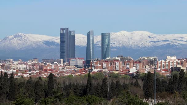 Sierra Guadarrama 从马德里市看到的山区系统 最近积雪覆盖的山脉覆盖了整个山脉顶部的白色毯子 山下的天际线 — 图库视频影像