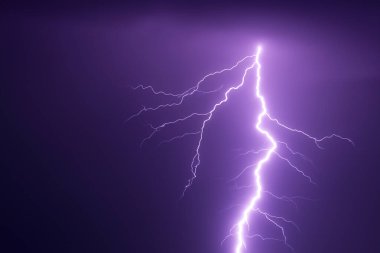 Ben Ray. Şimşek. Elektrik fırtınası. Yıldırım ve gök gürültülü güçlü bir elektrik fırtınası. Tarlalar üzerinde elektrik fırtınası. Yıldırım fotoğrafçılığı. Binaların ve ağaçların silueti.
