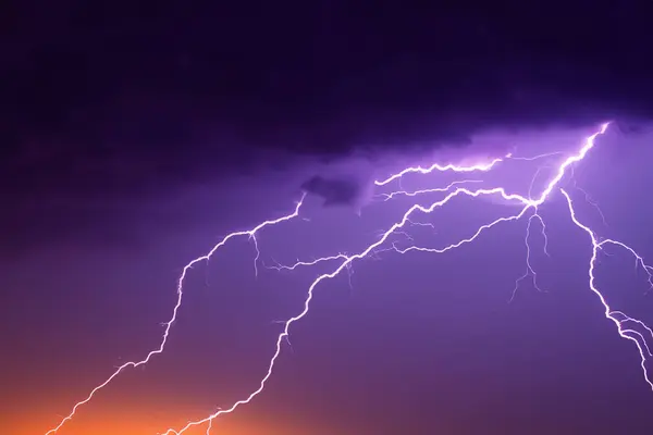 ライトニング エレクトリック嵐 雷と雷がたくさんある強い電気嵐 フィールド上の電気嵐 ライトニング フォト 建物や木のシルエット — ストック写真