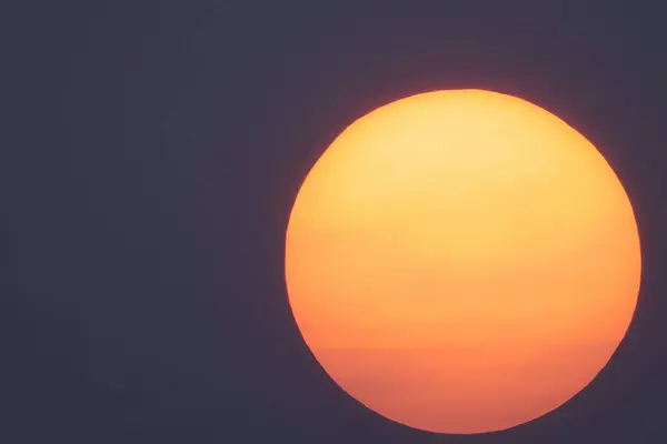 Gerhana Matahari Gerhana Dengan Cincin Api Karena Bulan Datang Antara Stok Foto