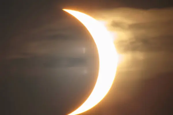 Eclipse Solar Eclipse Con Anillo Fuego Debido Luna Que Viene Imágenes de stock libres de derechos