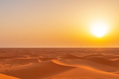 Çöl. Dunset çölde. Dubai 'de çöl. Umman 'daki boş bölge ve açık kum tepeciği El Khali' yi ovuyor. Panoramik. Sahra Çölü 'nde mavi gökyüzü olan altın kum tepeciklerinin manzarası.