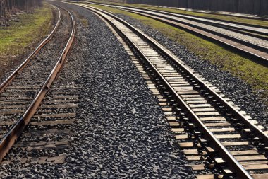 Demiryolu. Demiryolu rayları. Güneşli bir günde demiryolu rayları, yakın görüş. Tren raylarını değiştir. Eski demiryolu manzarası.