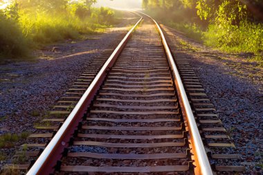 Demiryolu. Demiryolu rayları. Güneşli bir günde demiryolu rayları, yakın görüş. Tren raylarını değiştir. Eski demiryolu manzarası.