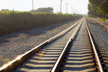 Demiryolu. Demiryolu rayları. Güneşli bir günde demiryolu rayları, yakın görüş. Tren raylarını değiştir. Eski demiryolu manzarası.