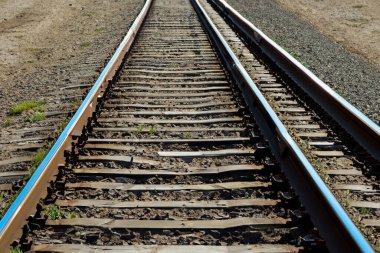 Demiryolu. Demiryolu rayları. Güneşli bir günde demiryolu rayları, yakın görüş. Tren raylarını değiştir. Eski demiryolu manzarası.