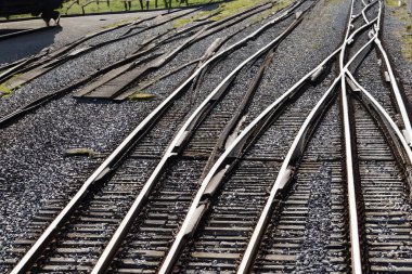 Demiryolu. Demiryolu rayları. Güneşli bir günde demiryolu rayları, yakın görüş. Tren raylarını değiştir. Eski demiryolu manzarası.