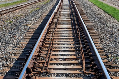 Demiryolu. Demiryolu rayları. Güneşli bir günde demiryolu rayları, yakın görüş. Tren raylarını değiştir. Eski demiryolu manzarası.