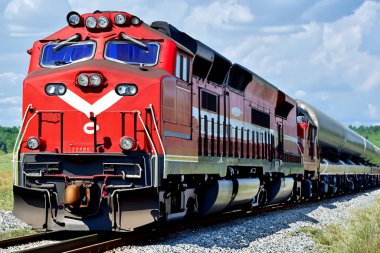 Tren. Modern yüksek hızlı tren istasyon platformunda hareket ediyor. Tren istasyonunun peronunda elektrikli tren var. Gün batımında demiryolu rayları. Demiryolu seyahat kavramı.