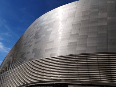 Santiago Bernabeu stadyumu. Real Madrid 'in oynadığı Santiago Bernabeu futbol stadyumunun ön cephesi. Lig. Şampiyonlar. Yeniden dekore edildikten sonra gerçek Madrid Stadyumu 'nun görünümü.