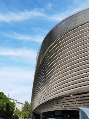 Santiago Bernabeu stadyumu. Real Madrid 'in oynadığı Santiago Bernabeu futbol stadyumunun ön cephesi. Lig. Şampiyonlar. Yeniden dekore edildikten sonra gerçek Madrid Stadyumu 'nun görünümü.