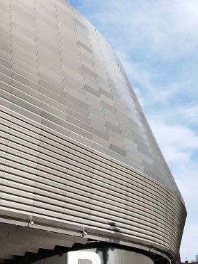 Santiago Bernabeu stadyumu. Real Madrid 'in oynadığı Santiago Bernabeu futbol stadyumunun ön cephesi. Lig. Şampiyonlar. Yeniden dekore edildikten sonra gerçek Madrid Stadyumu 'nun görünümü.