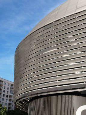 Santiago Bernabeu stadyumu. Real Madrid 'in oynadığı Santiago Bernabeu futbol stadyumunun ön cephesi. Lig. Şampiyonlar. Yeniden dekore edildikten sonra gerçek Madrid Stadyumu 'nun görünümü.